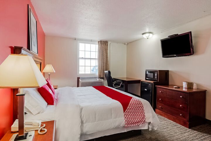 1 King Bed (2 of 10)