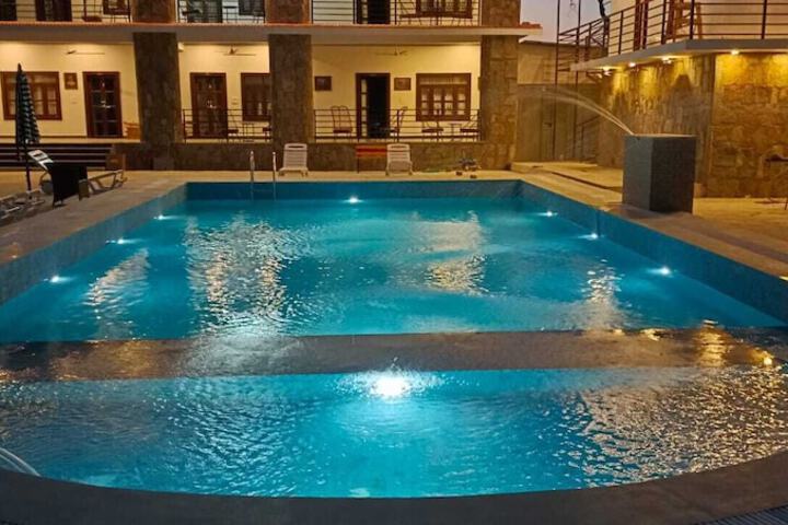 Pool 33 of 55