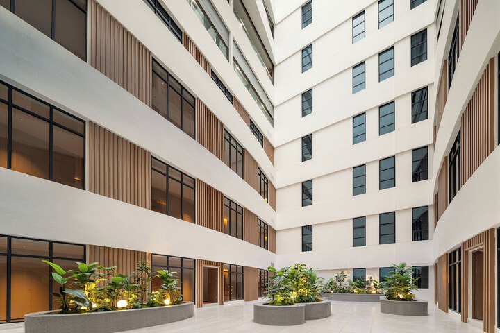 Hotel Exterior 43 of 46