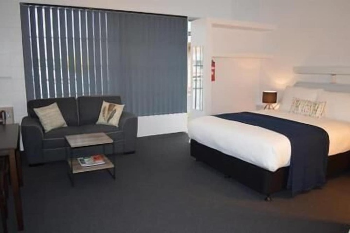 Room 5 of 16