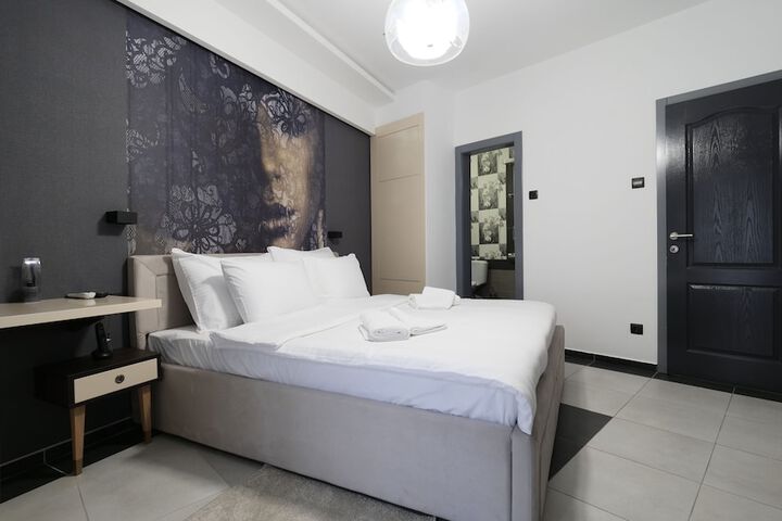 Room 10 of 32