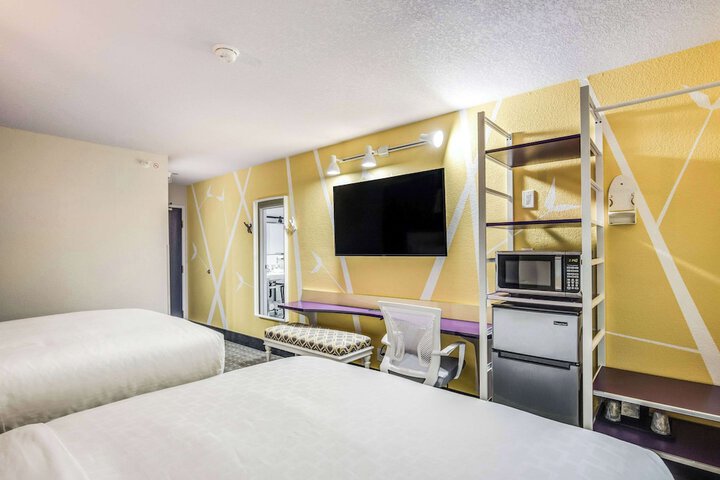2 Queen Beds (11 of 12)