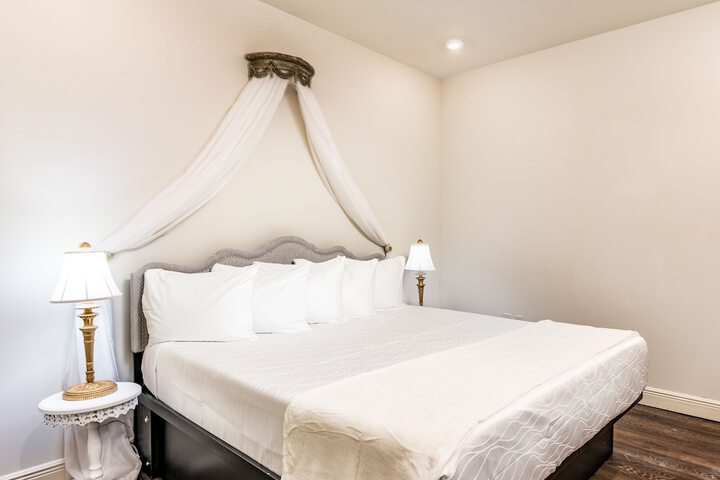 Room 30 of 182
