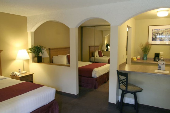 1 Queen Bed (14 of 16)