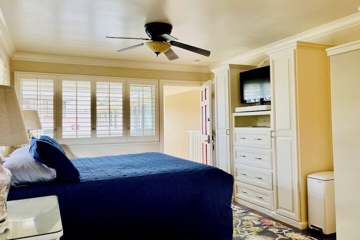 Room 6 of 10