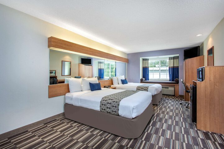 1 Queen Bed Accessible Room (10 of 18)