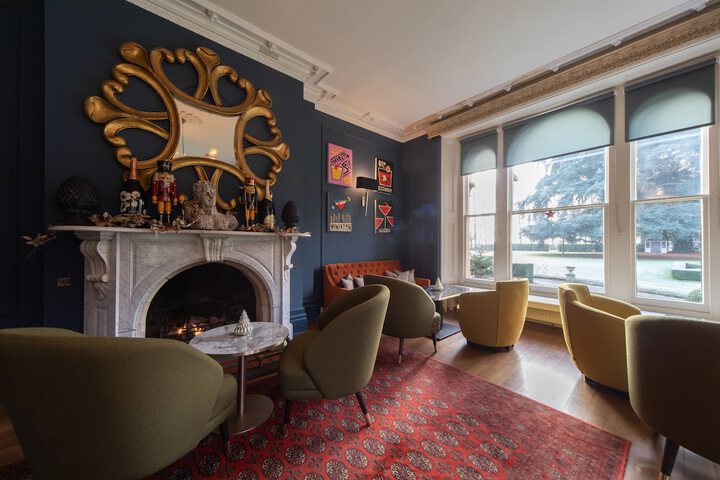 Lounge 60 of 93