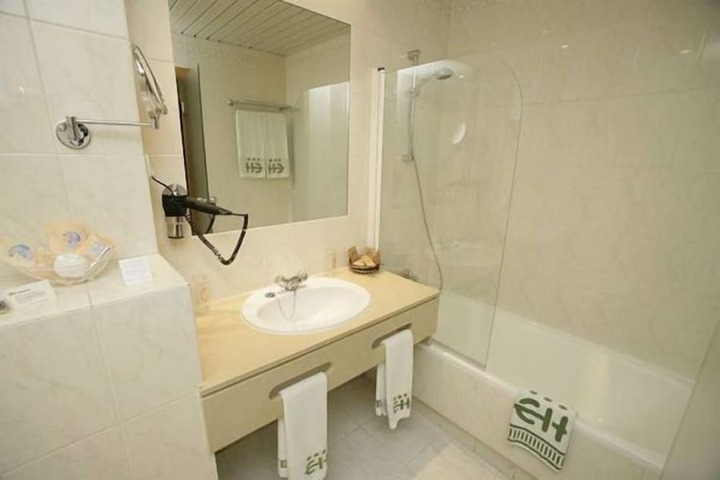 Room 8 of 27