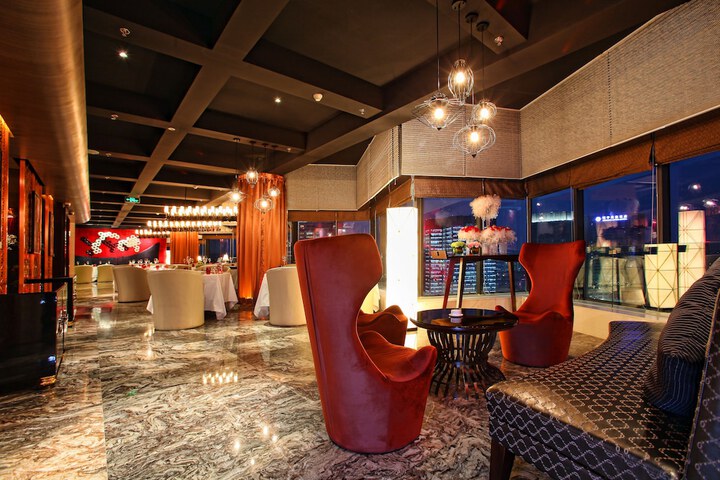 Lounge 25 of 47