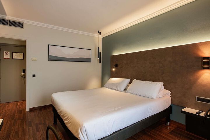 Room 19 of 108