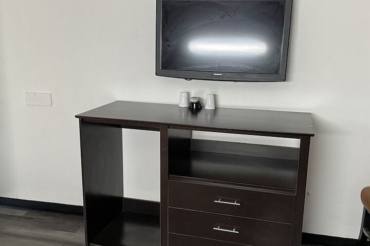 Room 4 of 13