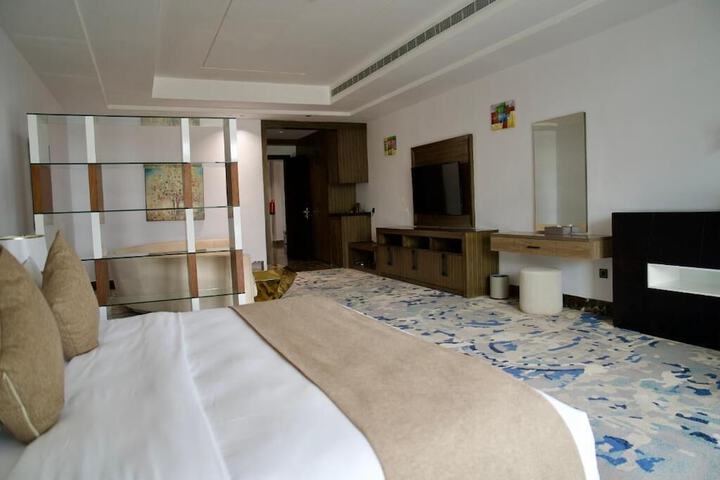 Room 46 of 100
