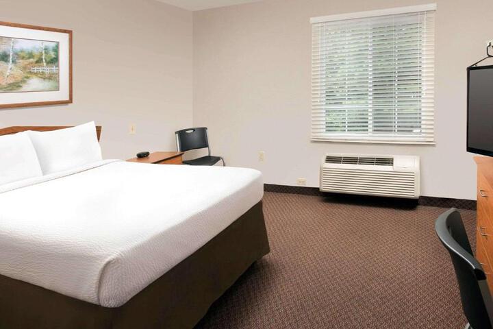 Suite Queen Bed (1 of 8)