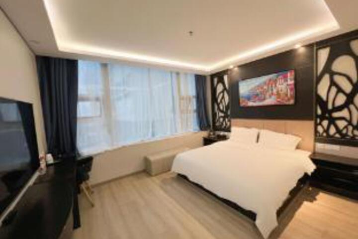 Room 10 of 12