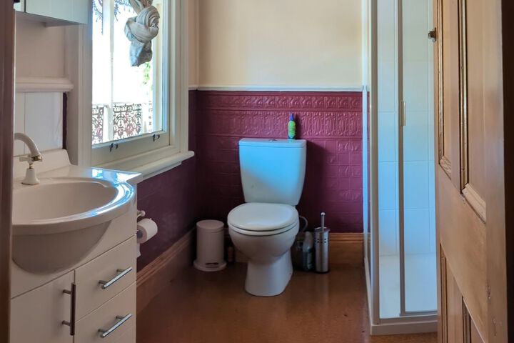 Room 4 of 16