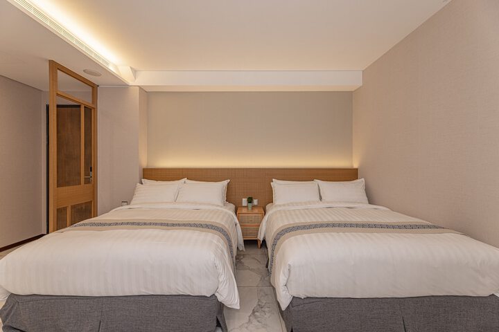 Room 9 of 42