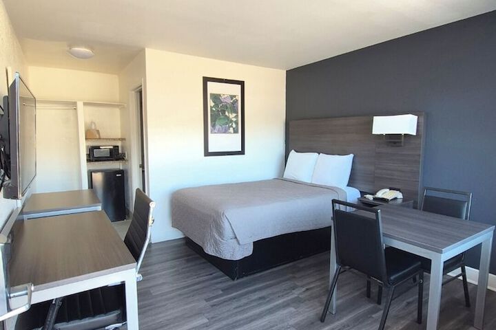 Room 5 of 11