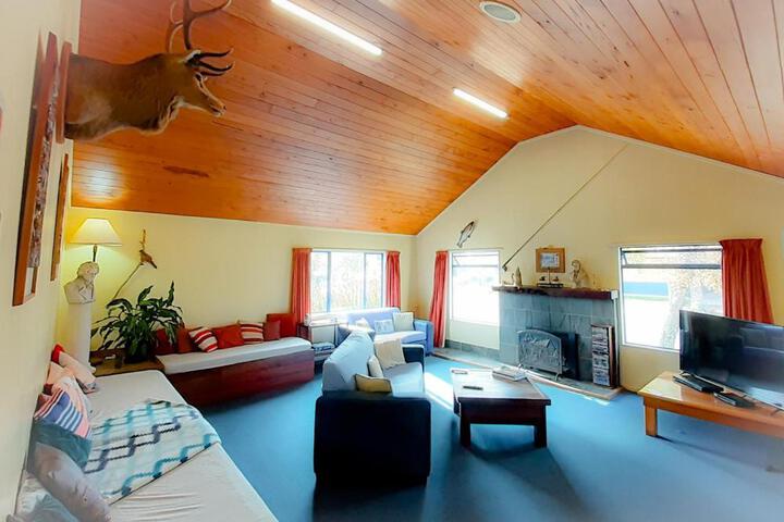 Lounge 10 of 23