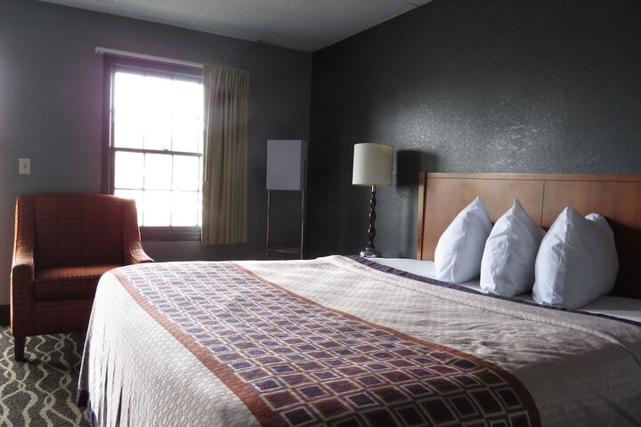 1 King Bed (6 of 10)