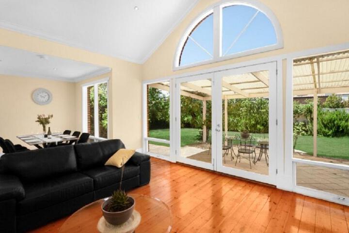Adelaide Style Accommodation - City to Beach - Free WIFI - Free 3 car parking - Great location