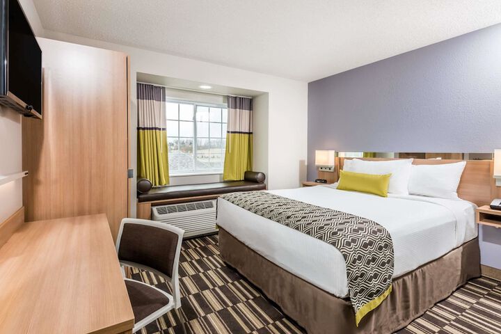1 Queen Bed (2 of 6)