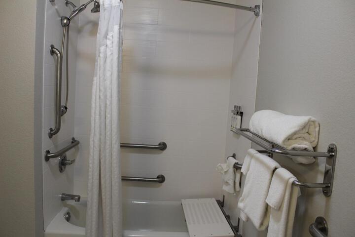 2 Queen Standard Comm Mobility Accessible Tub (8 of 10)