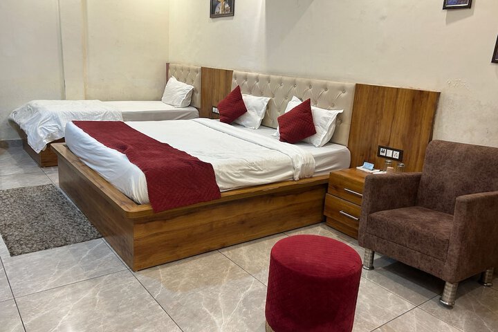 Room 5 of 12