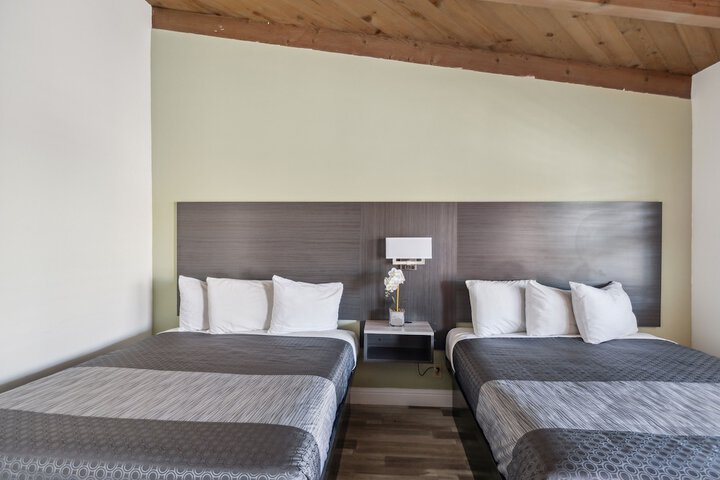 2 Queen Beds (11 of 19)