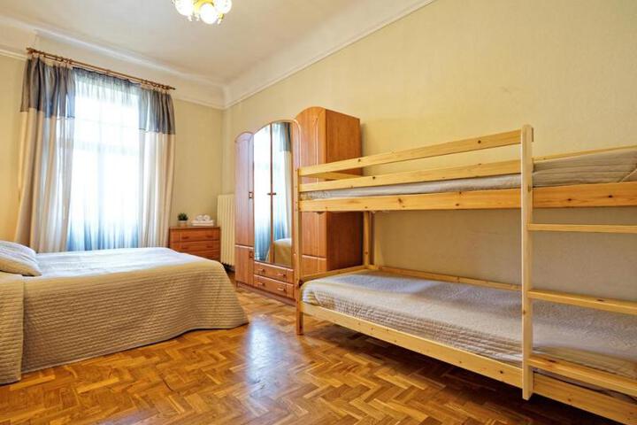Room 7 of 10