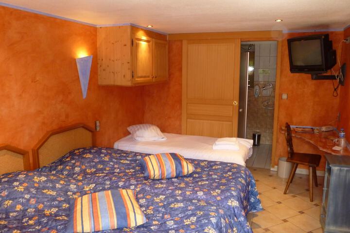 Room 2 of 33