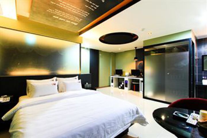 Room 13 of 22