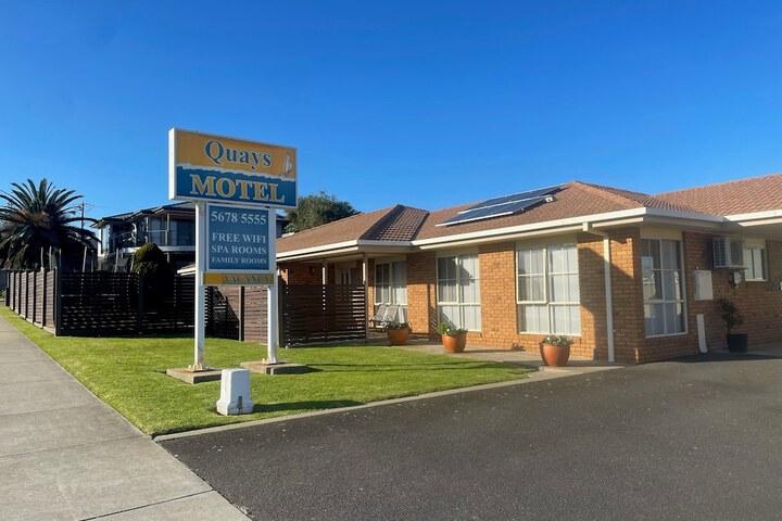 Exterior of Quays Motel San Remo