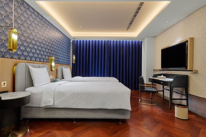 Room 12 of 48