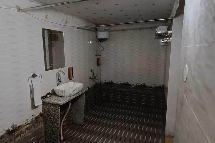 Room 27 of 45