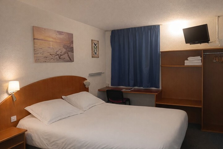 Room 10 of 28