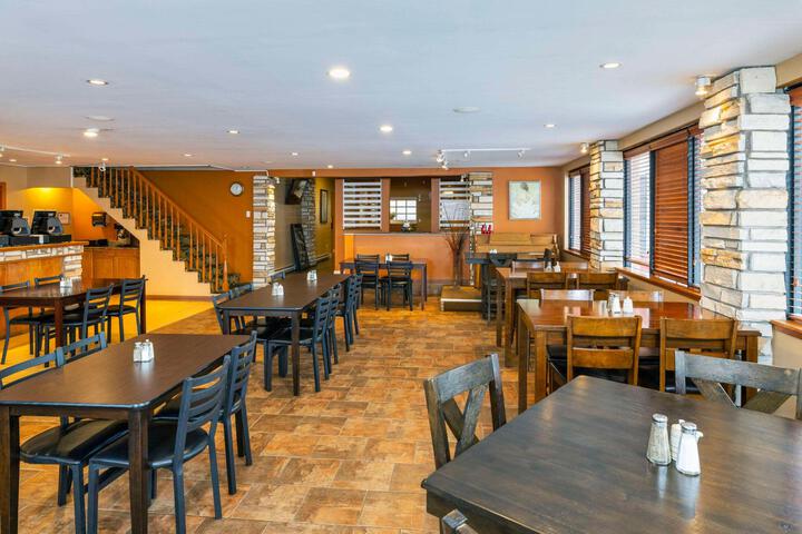 Dining 44 of 66