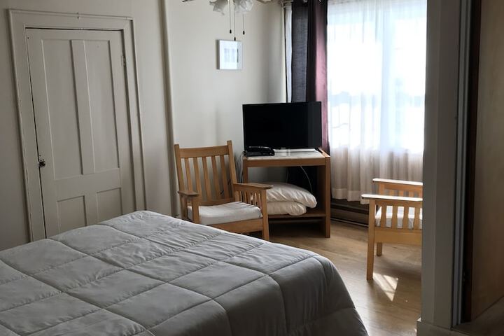 Room 12 of 102