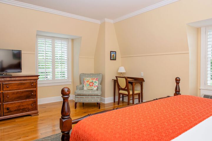 Deluxe Room 1 King Bed (6 of 18)