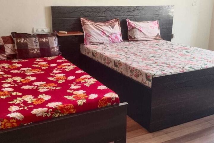 Room 4 of 12