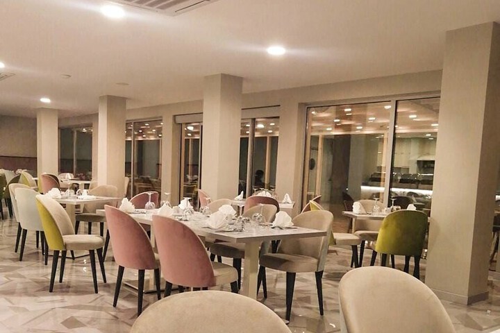 Dining 42 of 92