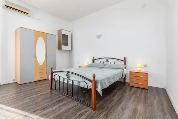 Room 6 of 18