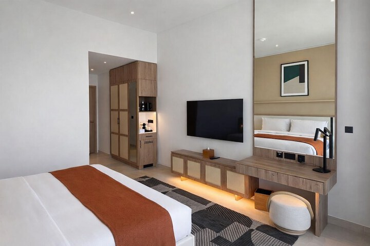 Room 4 of 16