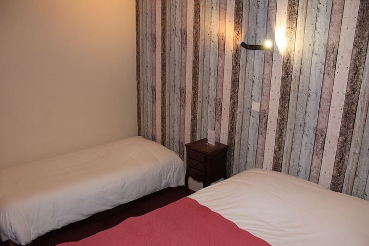 Room 7 of 9