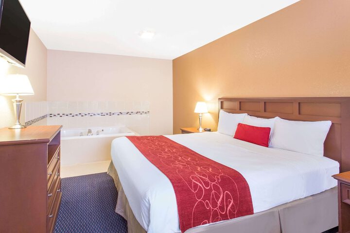 1 King Bed (2 of 10)