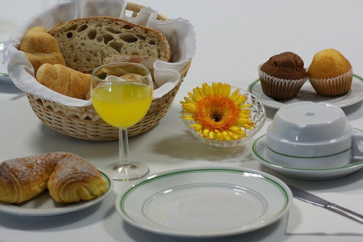Breakfast/Coffee Service 25 of 40