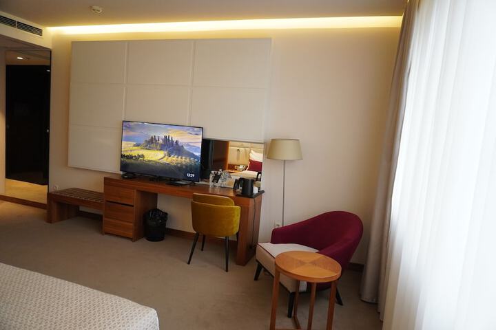 Room 35 of 146