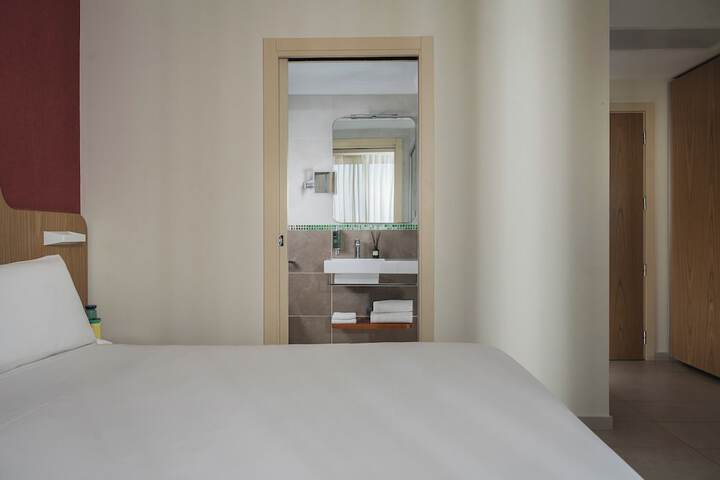 Room 21 of 153