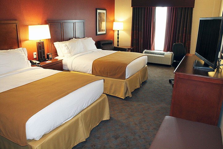 2 Queen Beds (10 of 13)