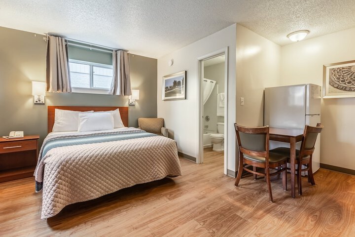 1 Queen Bed (5 of 9)