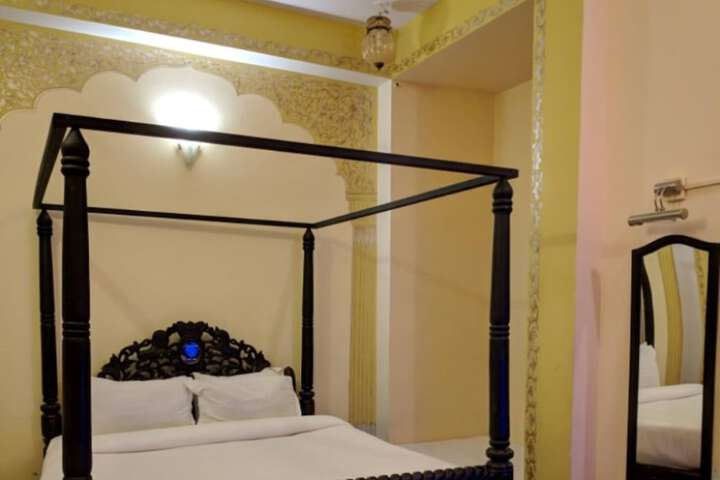 Room 13 of 39